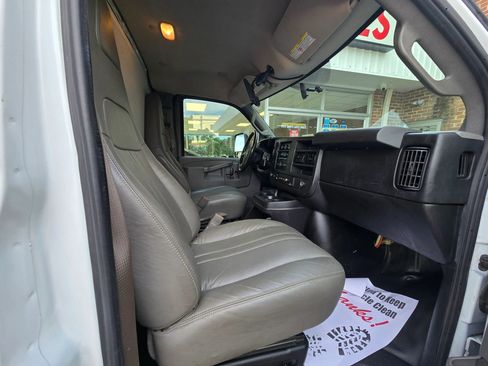 Used 2018 Chevrolet Express 3500 w/ Power Convenience Package image 12