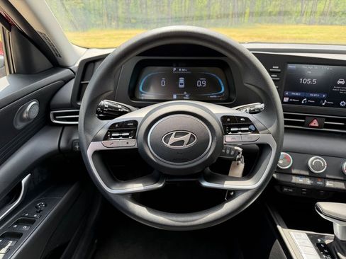 Certified 2025 Hyundai Elantra SE image 18