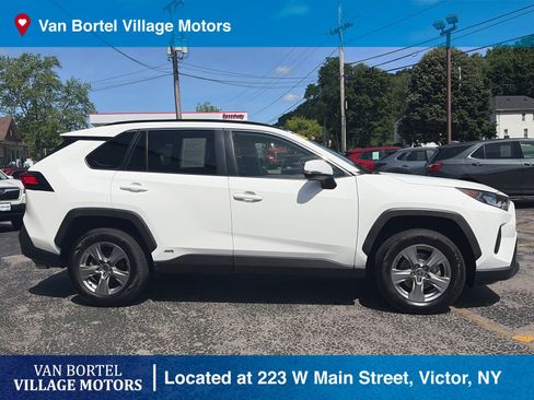 Used 2022 Toyota RAV4 LE AWD/4WD image 5