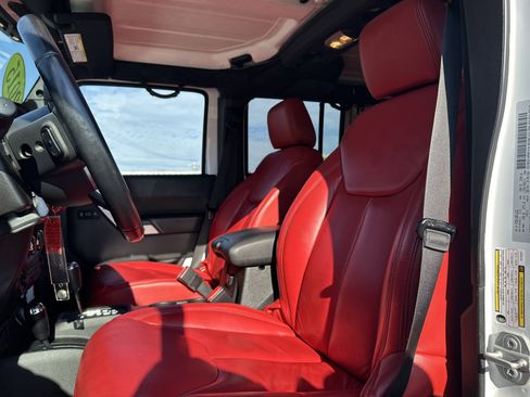 Used 2015 Jeep Wrangler Unlimited Rubicon image 25