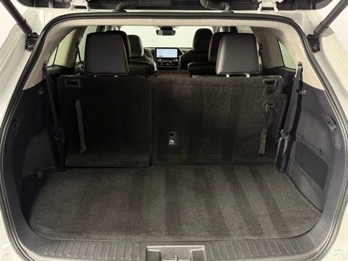 Used 2025 Toyota Highlander XLE FWD image 26