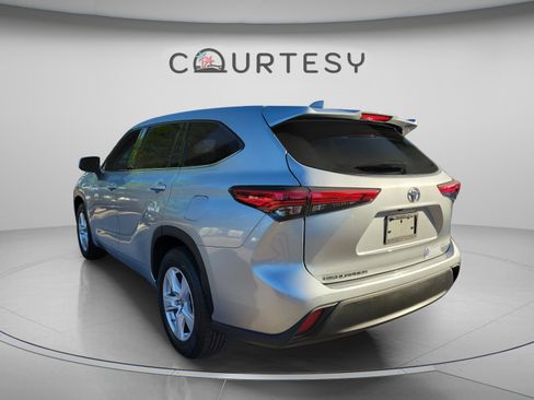 Used 2021 Toyota Highlander L FWD image 2