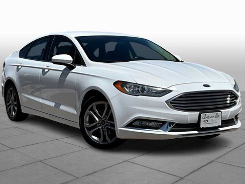 Used 2017 Ford Fusion SE w/ Equipment Group 201A FWD image 3