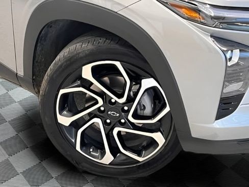 Certified 2024 Chevrolet Trax RS w/ Sunroof Package FWD image 25