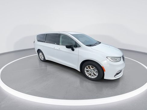 Used 2024 Chrysler Pacifica Touring-L image 2