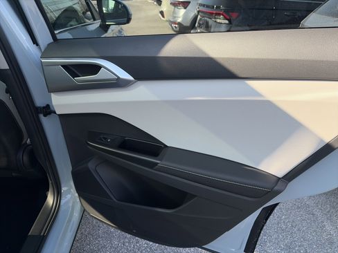 New 2026 Volkswagen Taos SE image 17