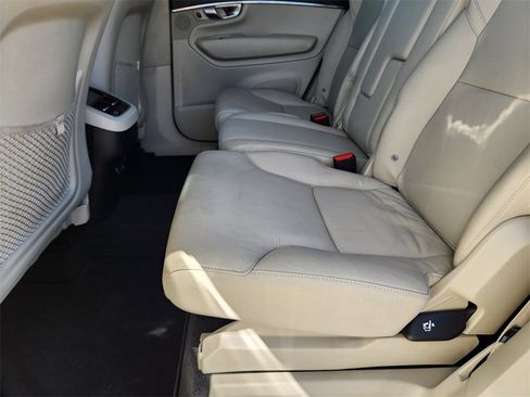 Used 2020 Volvo XC90 T5 Momentum w/ Protection Package Premier image 9