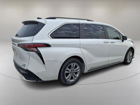 Used 2023 Toyota Sienna XSE w/ XSE Plus Package image 7