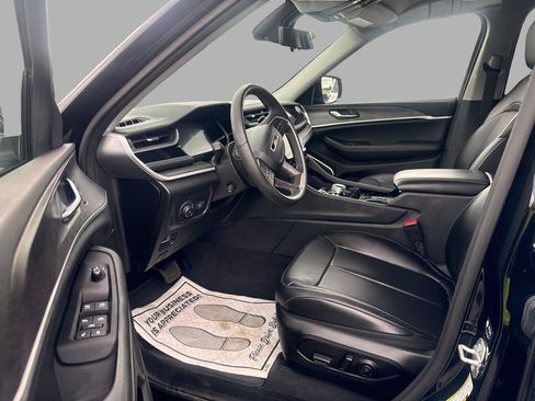 Used 2023 Jeep Grand Cherokee Limited w/ Luxury Tech Group II AWD/4WD image 12