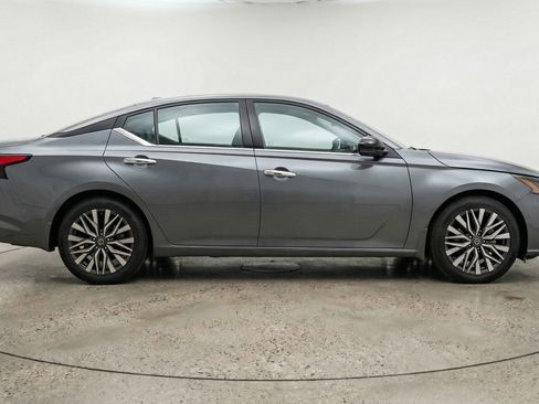 Used 2025 Nissan Altima 2.5 SV image 11