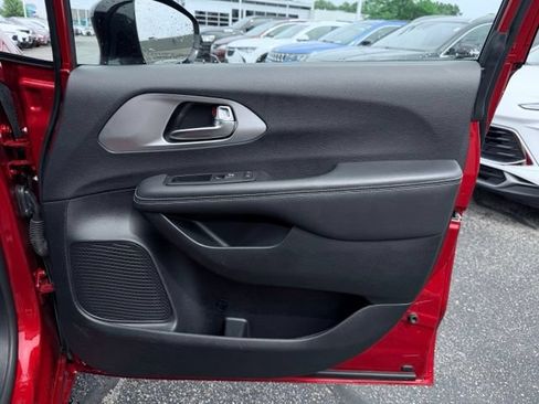 Used 2025 Chrysler Pacifica Limited FWD image 19