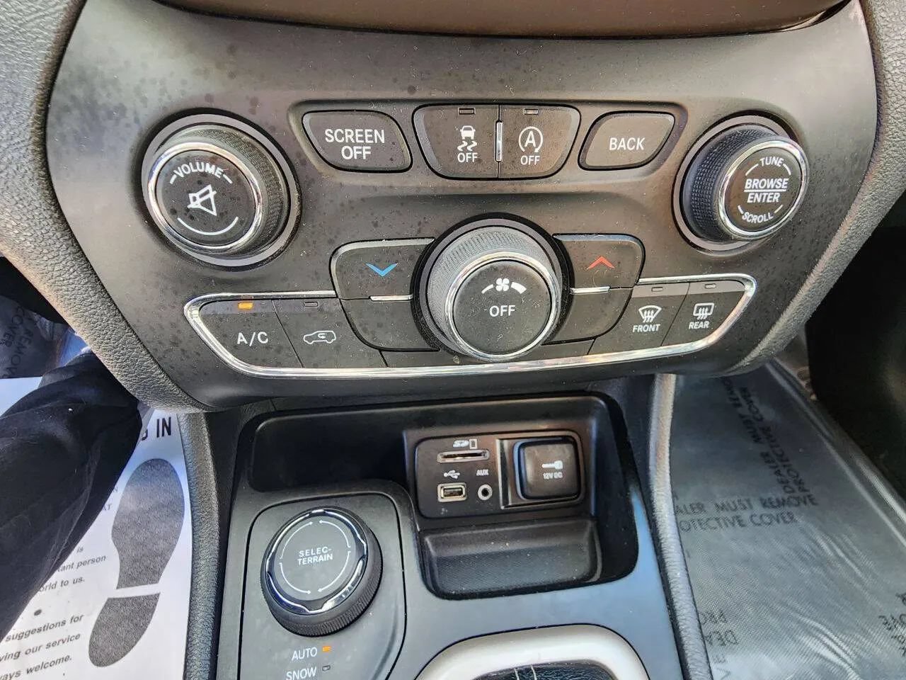 Used 2017 Jeep Cherokee Latitude w/ Cold Weather Group AWD/4WD image 21