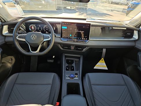 New 2026 Volkswagen Tiguan SE FWD image 9