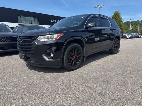 Used 2020 Chevrolet Traverse LT FWD image 2