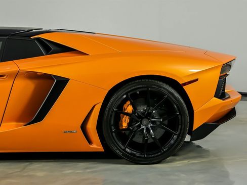 Used 2016 Lamborghini Aventador LP 700-4 image 8