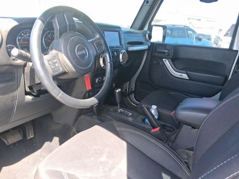 Used 2015 Jeep Wrangler Rubicon w/ Power Convenience Group AWD/4WD image 6