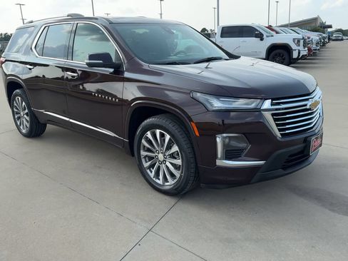 Used 2023 Chevrolet Traverse Premier FWD image 3