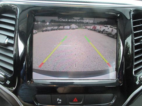 Used 2019 Jeep Cherokee Limited image 14