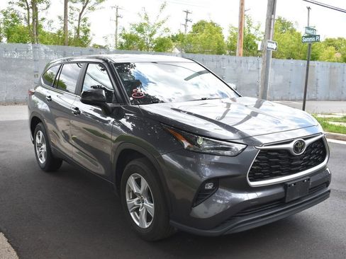 Used 2025 Toyota Highlander LE FWD image 4