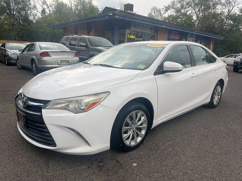 Used 2015 Toyota Camry SE image 1