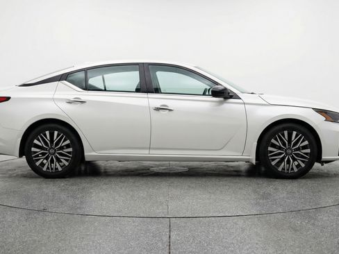 Used 2025 Nissan Altima 2.5 SV FWD image 11