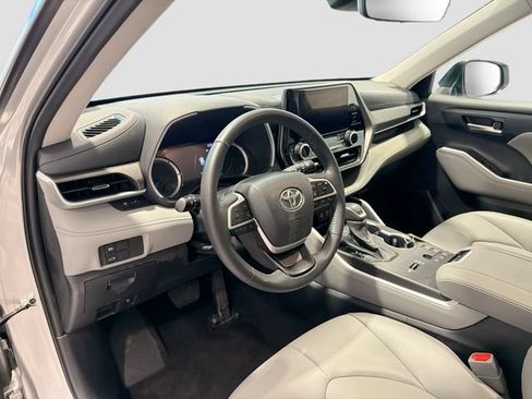 Certified 2024 Toyota Highlander XLE AWD/4WD image 8