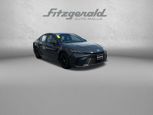 Used 2025 Toyota Camry SE FWD image 1