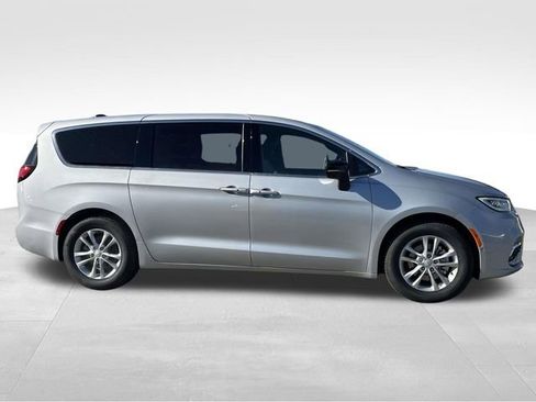 New 2026 Chrysler Pacifica Select image 8