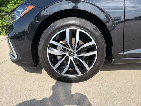 Used 2025 Volkswagen Jetta SE FWD image 9
