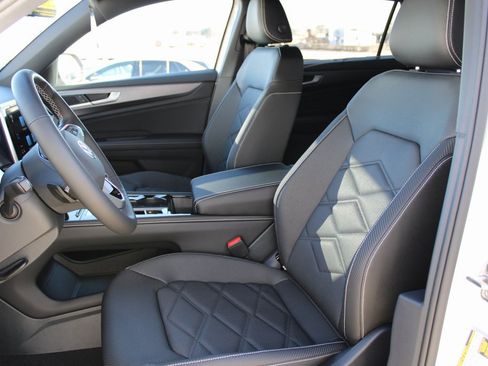 Certified 2025 Volkswagen Atlas Cross Sport SE image 8