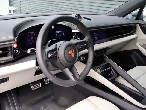 New 2026 Porsche Macan 4S Electric AWD/4WD image 4