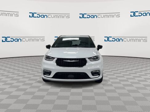 New 2026 Chrysler Pacifica Select AWD/4WD image 3