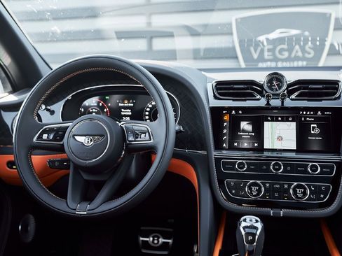 Used 2025 Bentley Bentayga image 54