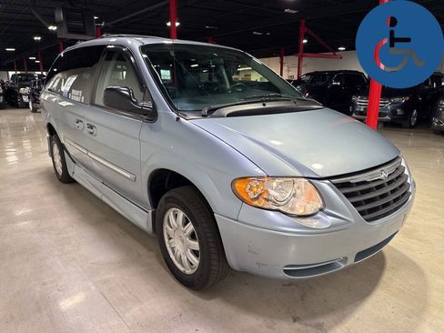 Used 2005 Chrysler Town & Country Touring w/ Leather Interior Group FWD image 8