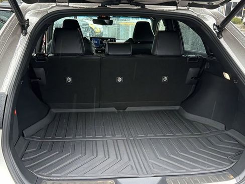 Used 2021 Toyota Venza XLE w/ Carpet Mat Package (TMS) image 13