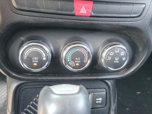 Used 2015 Jeep Renegade Latitude FWD image 27
