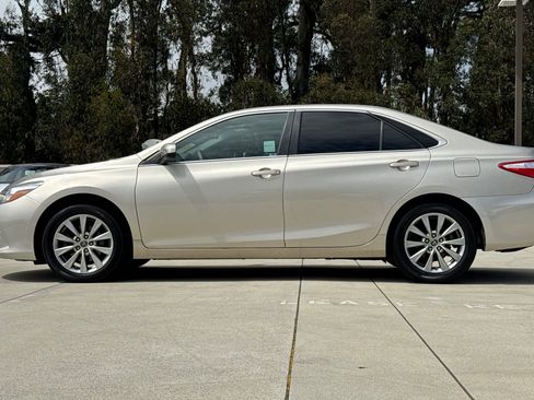 Used 2017 Toyota Camry SE w/ Moonroof Package FWD image 2
