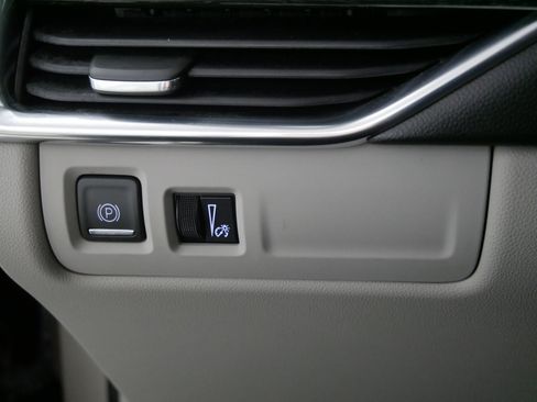 Used 2022 Cadillac XT4 Premium Luxury w/ Enhanced Visibility Package image 26