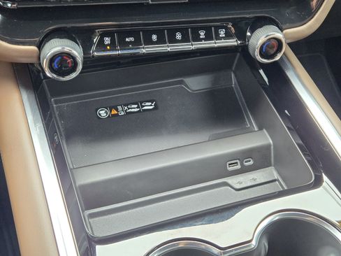 Used 2025 Chevrolet Suburban High Country RWD image 29