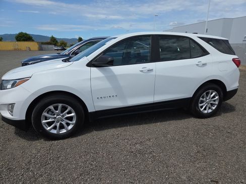 Used 2020 Chevrolet Equinox LS FWD image 2