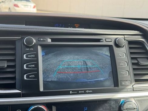 Used 2017 Toyota Highlander SE image 4