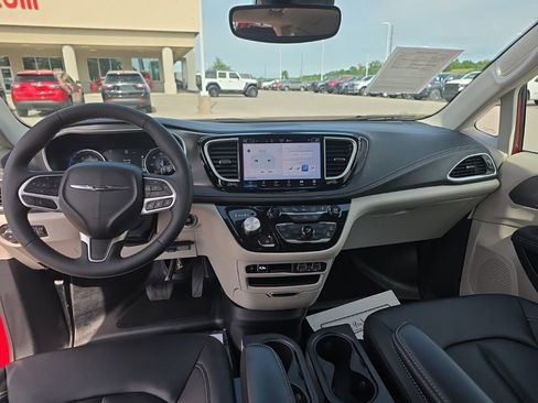 Used 2024 Chrysler Pacifica Touring-L FWD image 16