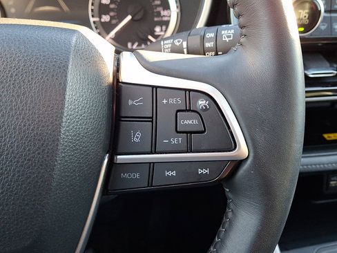 Used 2023 Toyota Highlander XLE image 22