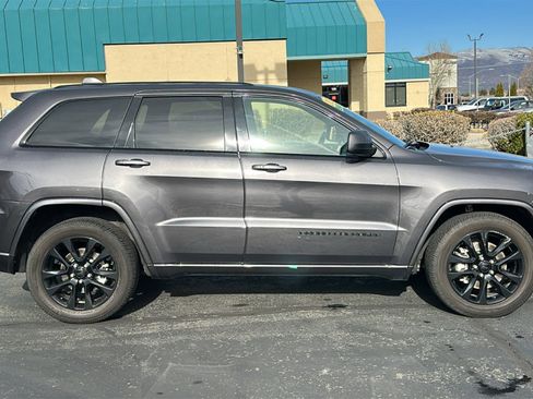 Used 2021 Jeep Grand Cherokee Laredo X image 2