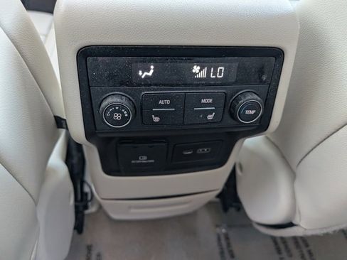 Used 2022 GMC Acadia Denali image 23