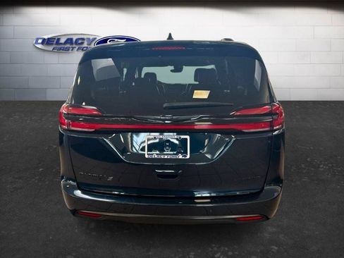 Used 2025 Chrysler Pacifica Limited FWD image 4