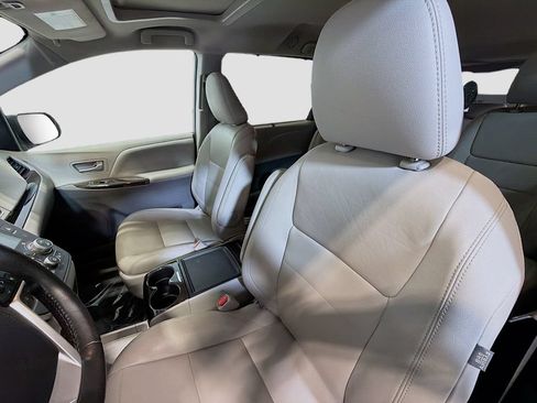 Used 2020 Toyota Sienna XLE w/ XLE Navigation Package AWD/4WD image 22