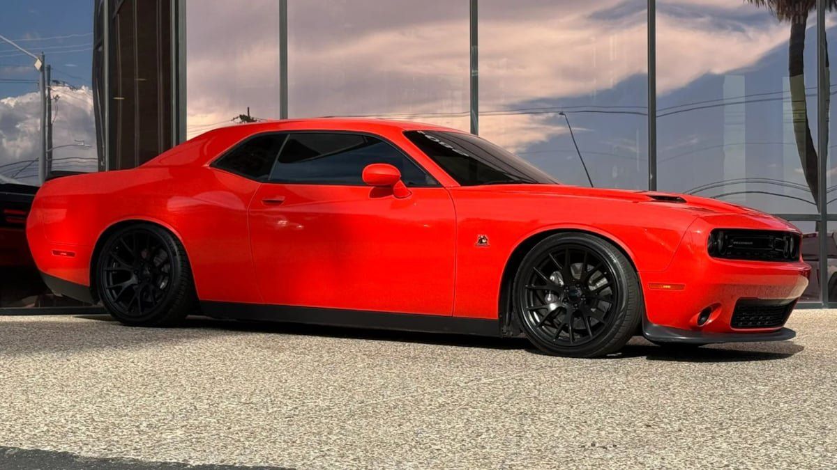 Used 2016 Dodge Challenger R/T Scat Pack w/ Leather Interior Group RWD image 16