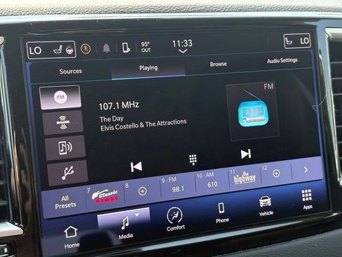 Used 2024 Chrysler Pacifica Touring-L FWD image 13