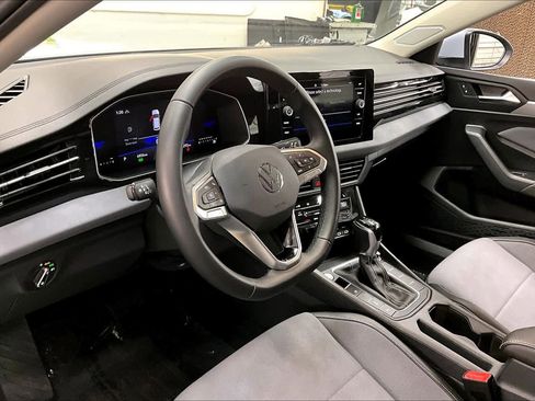 Used 2025 Volkswagen Jetta SE w/ Black Wheel Package image 17